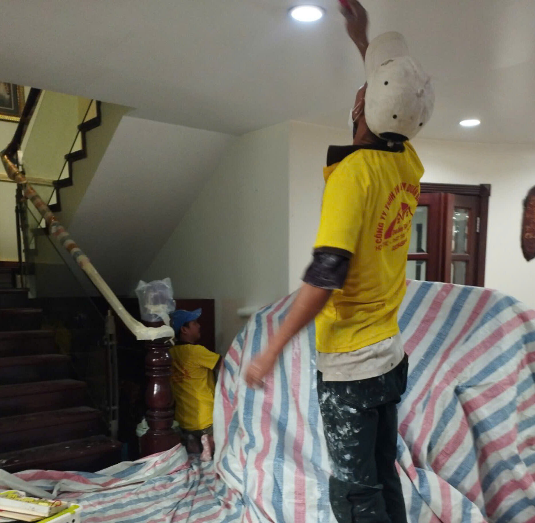 thợ đang tiến hành sơn lại 1 phòng khách của biệt thự thảo điền quận 2