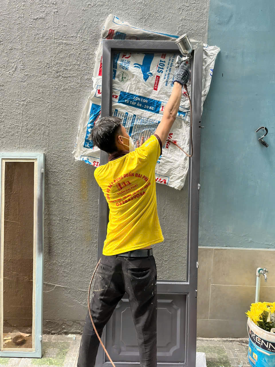 thợ sơn lại cửa sắt cũ