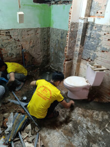 thợ d-home 24h đang tiến hành cải tạo nhà vệ sinh cũ