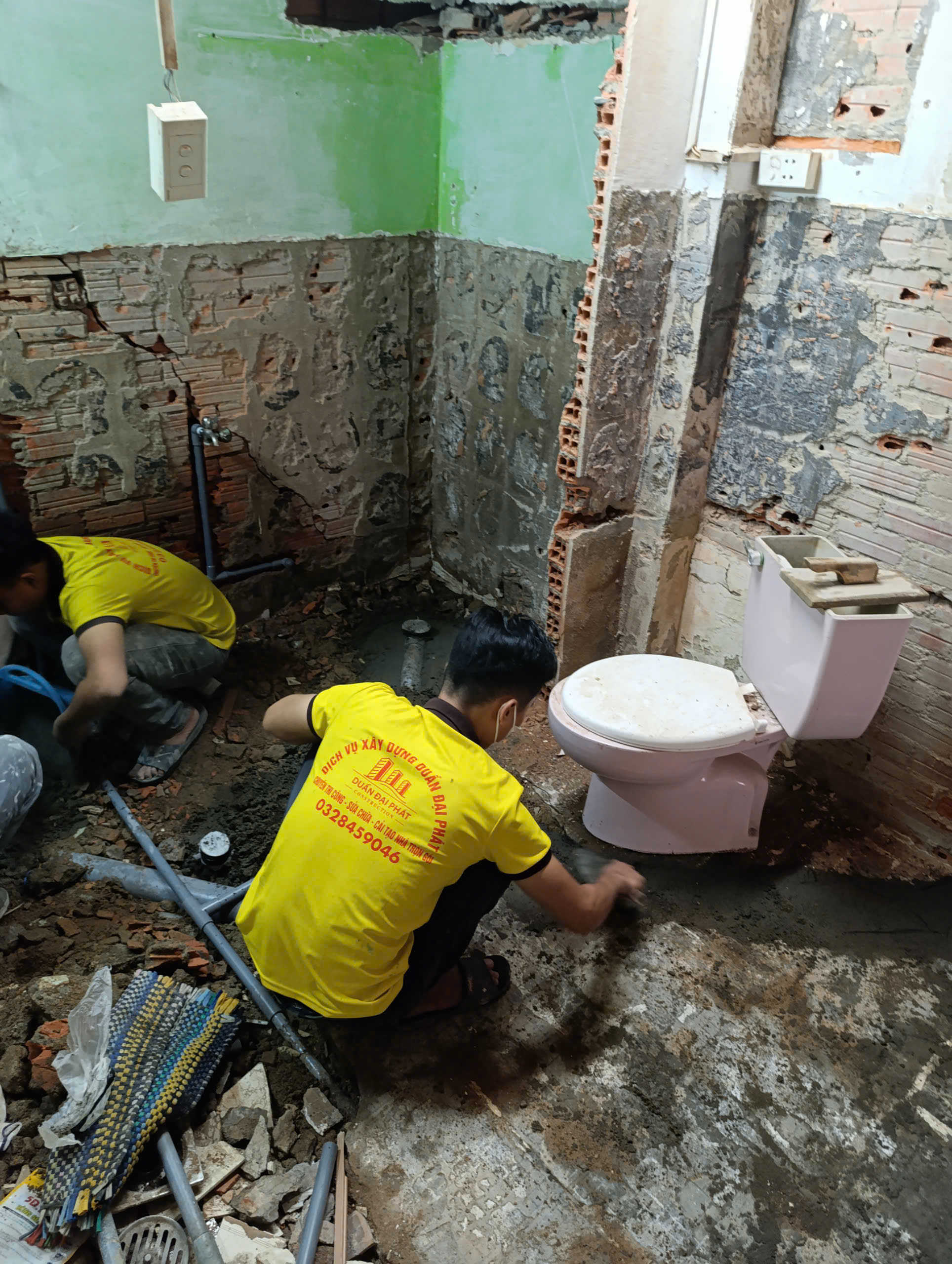 thợ d-home 24h đang tiến hành cải tạo nhà vệ sinh cũ