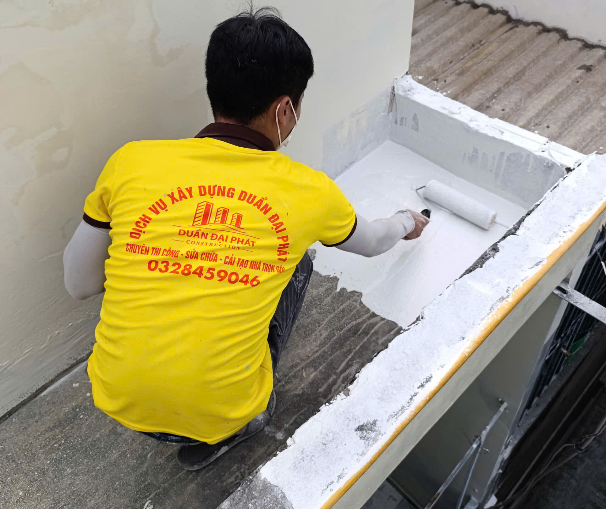 thợ đang chống thấm sàn sino bằng chất keo kova thợ đang chống thấm sàn sino bằng chất keo kova