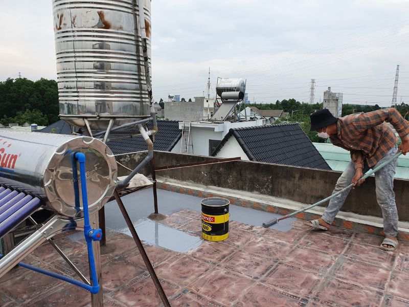 lăn chống thấm lên trực tiếp bề mặt gạch sân thượng