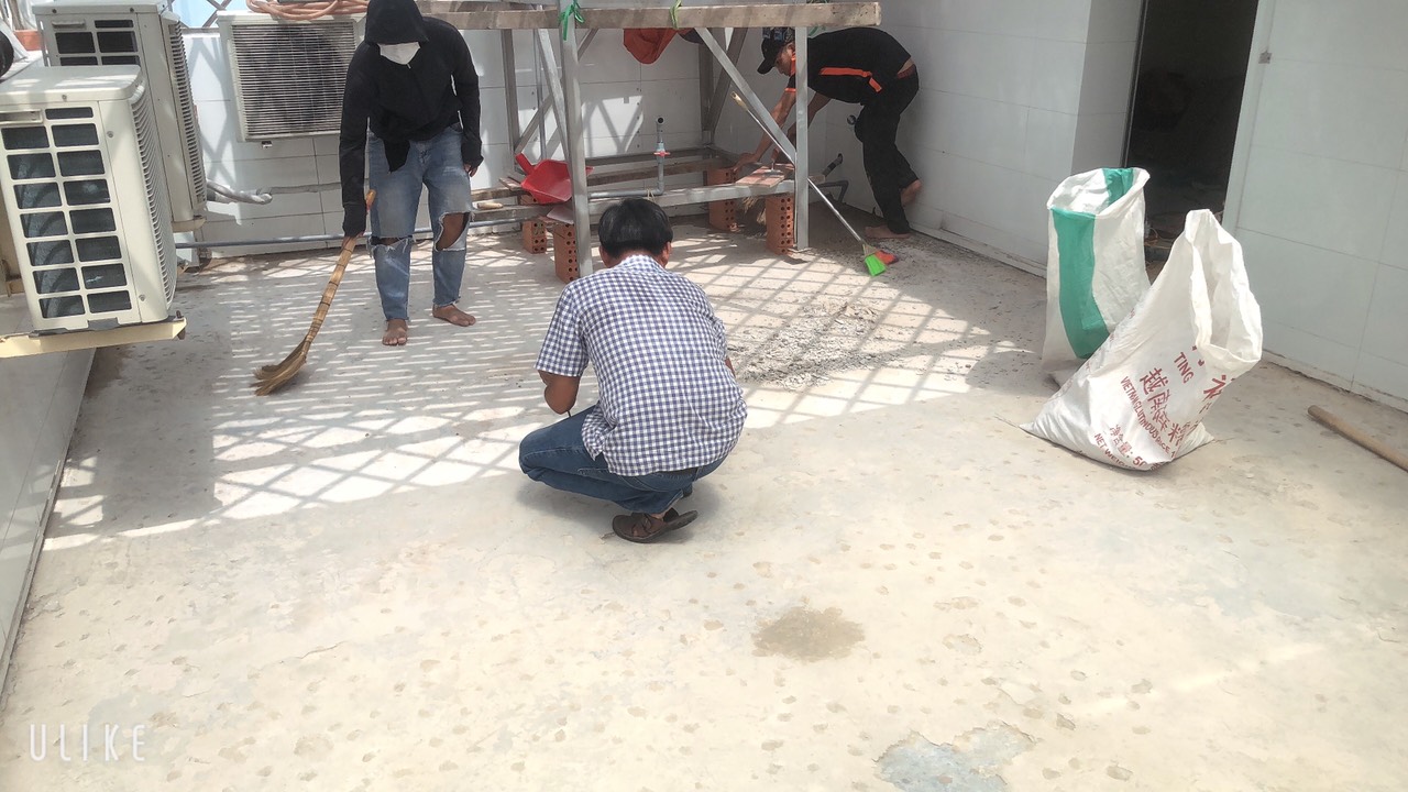 thợ đang tiến hành vệ sinh sàn trước khi chống thấm thợ đang tiến hành vệ sinh sàn trước khi chống thấm