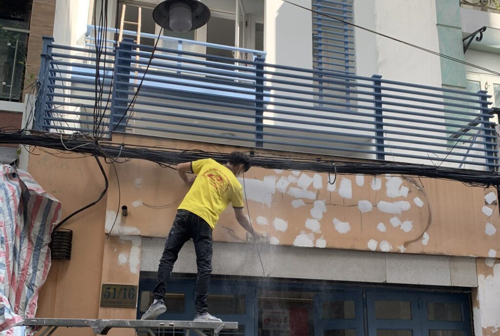 dặm vá sơn lại mặt tiền nhà phố