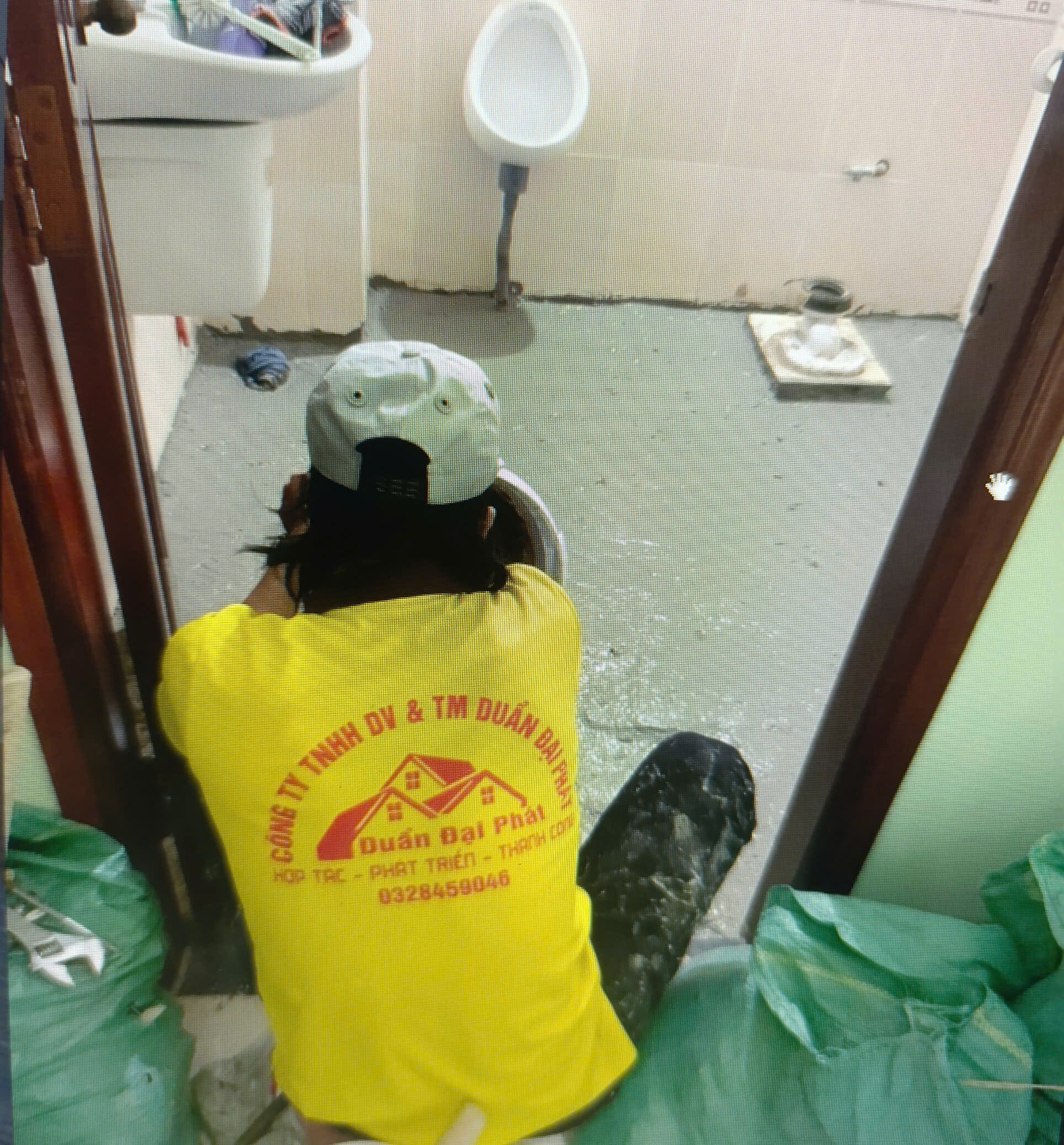 thợ đang thi công chống thấm sàn nhà wc