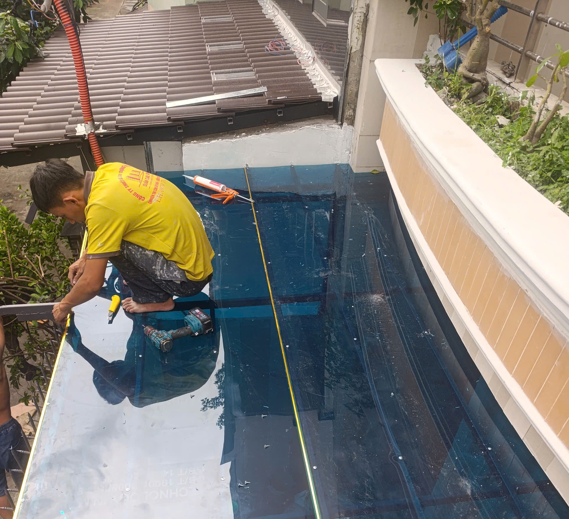 THỢ D-HOME 24H LẮP ĐẶT MÃI HIÊN TRƯỚC NHÀ CHO KHÁCH Q7- Copy