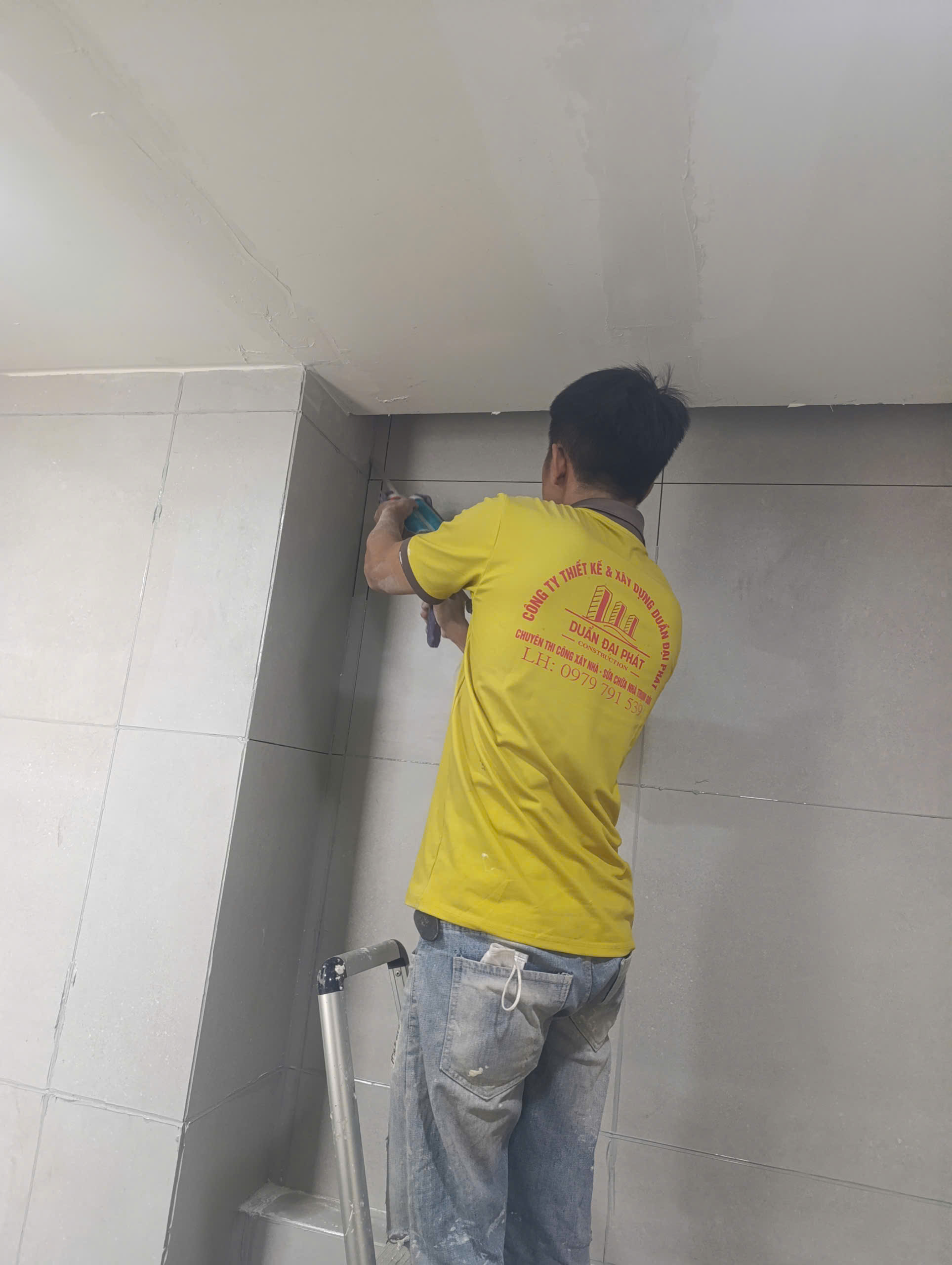 thợ d-home 24h tiến hành bắn keo ron gạch ngăn thấm nhà vệ sinh