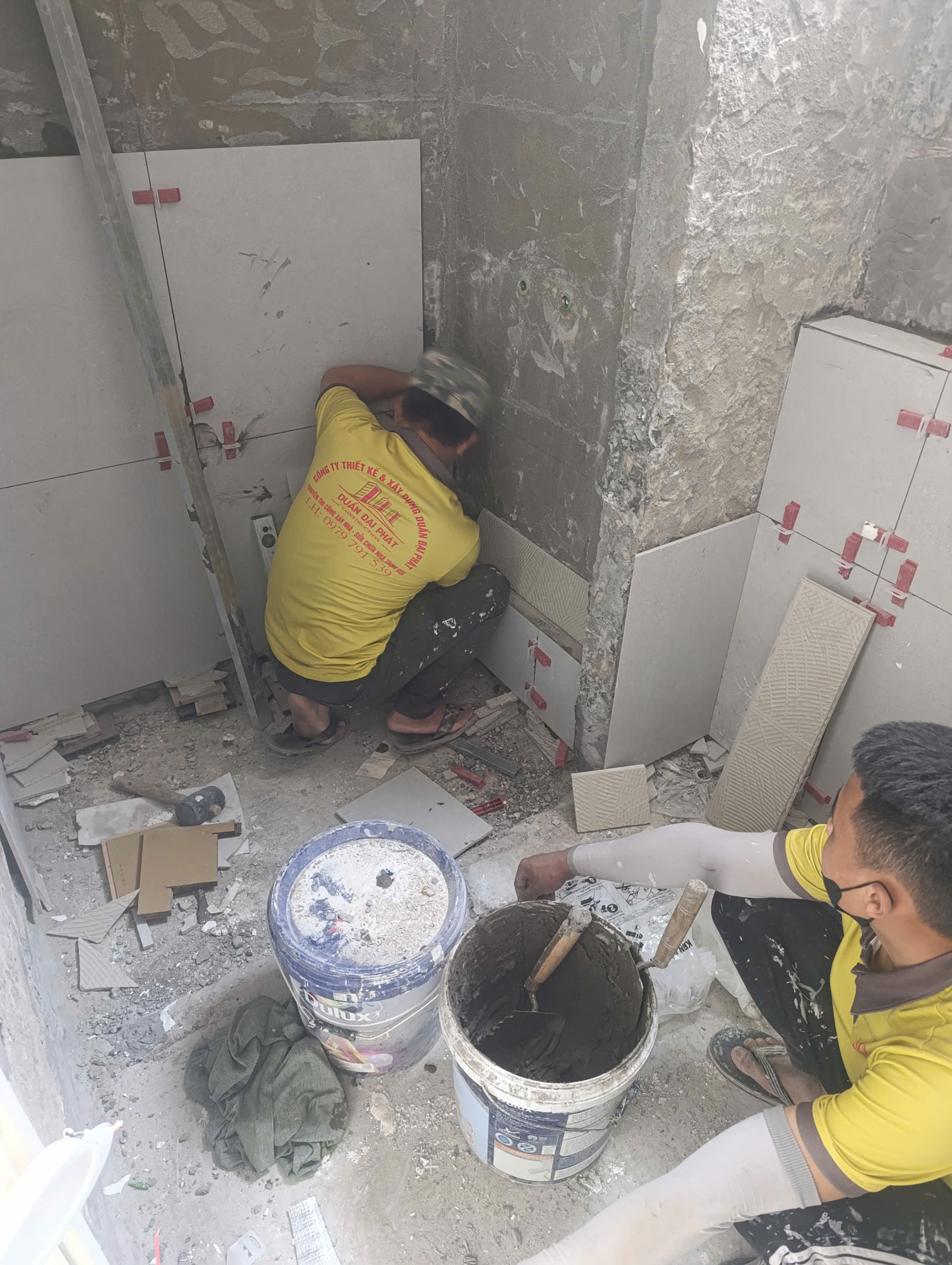 thợ d-home 24h tiến hành ốp lát gạch lại nhà vệ sinh bị thấm khi đã xử lý xong