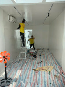 thợ d-home 24h đang tiến hành sơn tường