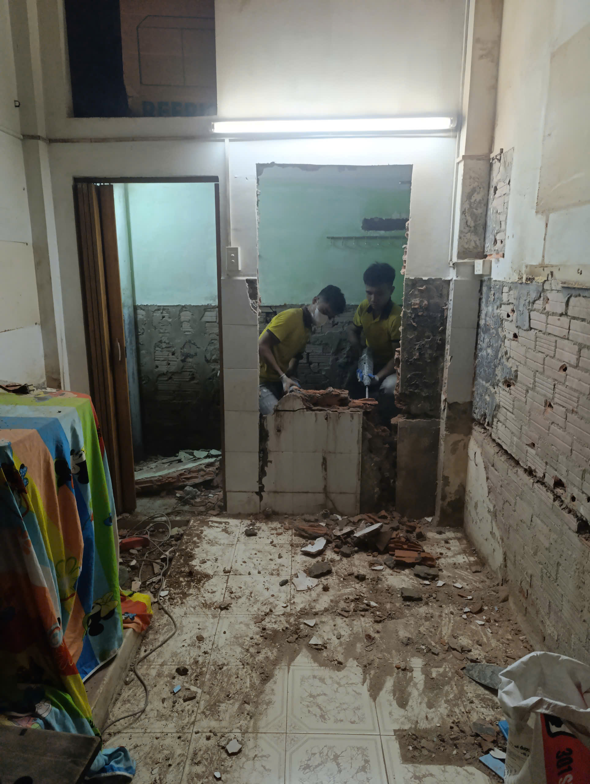 d-hoem 24h đang tiến hành cải tạo nhà tắm cho nhà anh Phạm Thăng quận 10