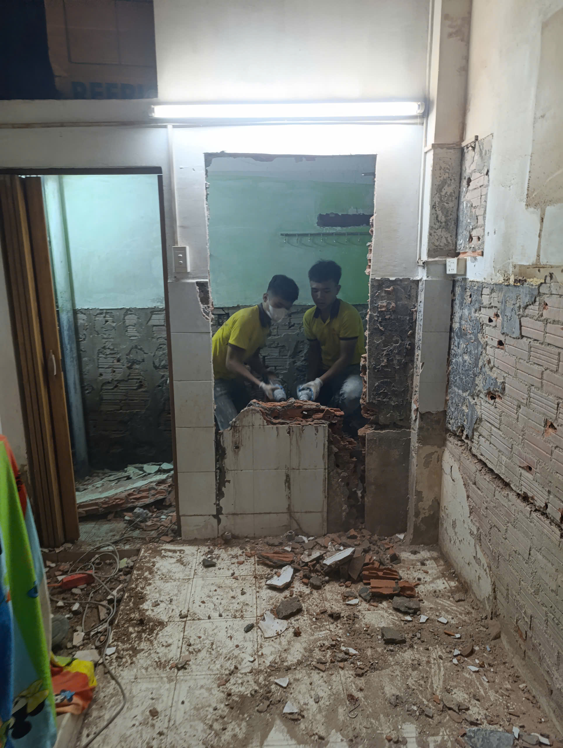 thợ d-home 24h đang tiến hành đục phá bỏ nhà vệ sinh