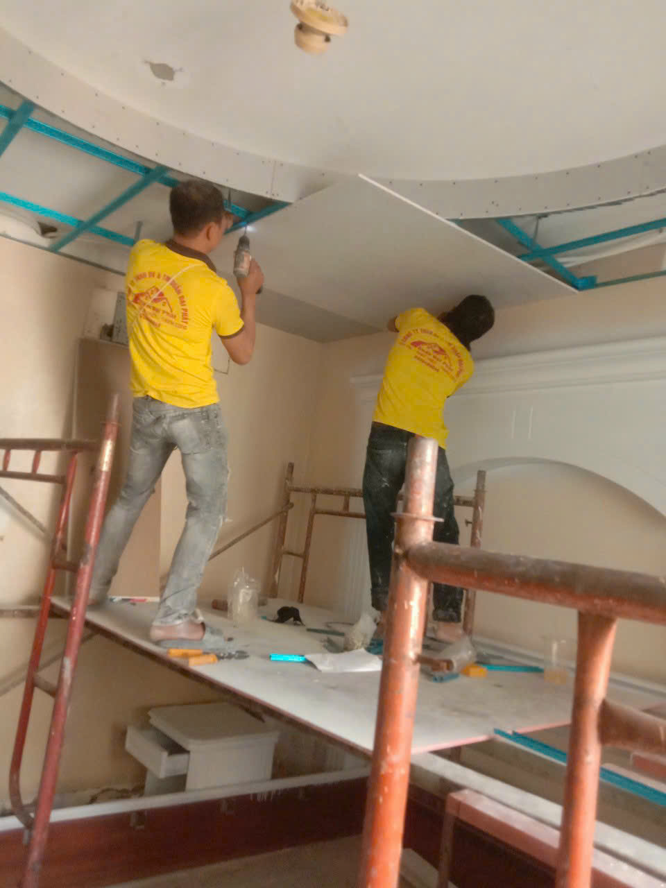 thợ d-home 24h đang lắp đặt trần thạch cao