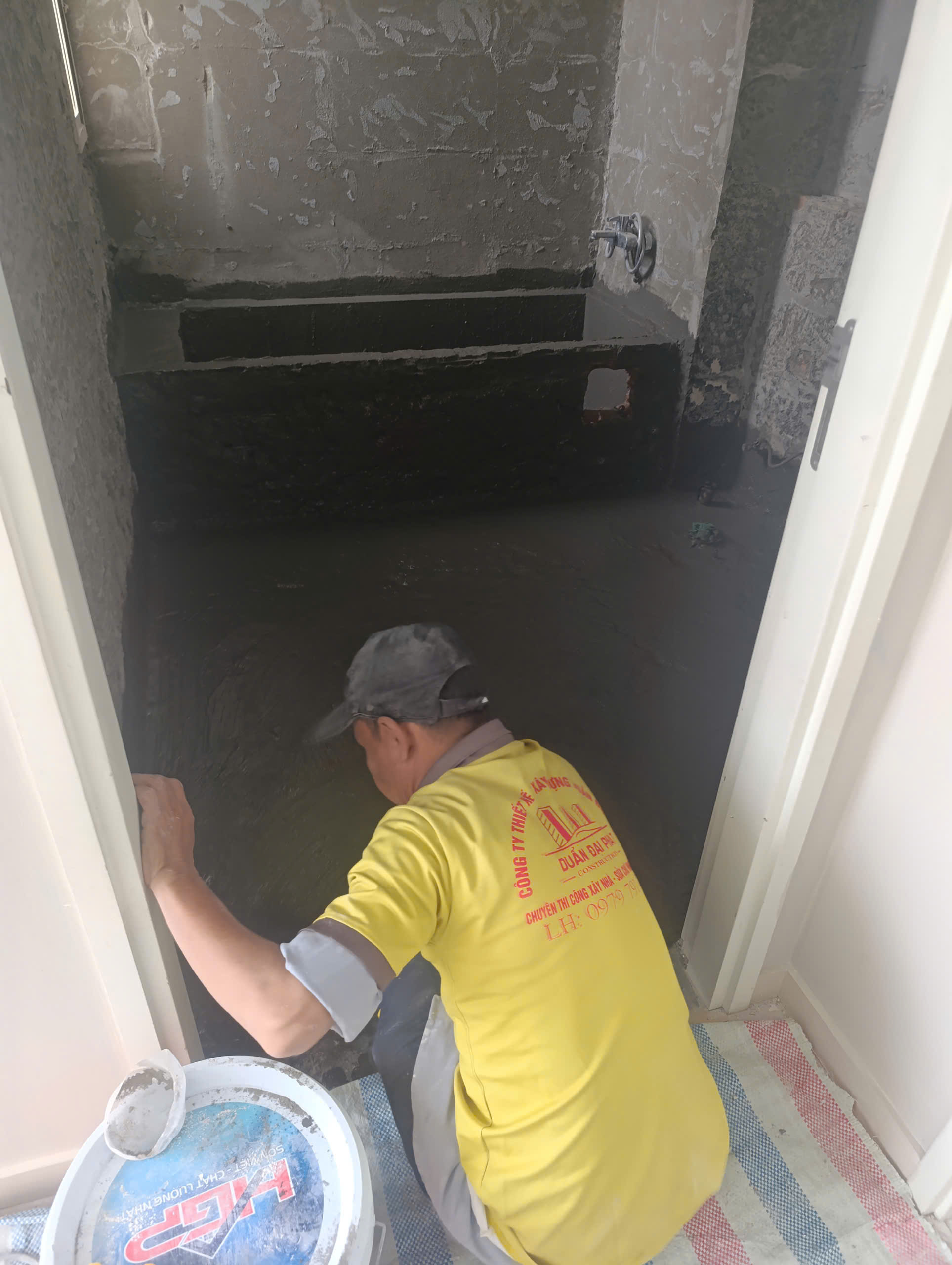 THỢ D-HOME 24H TIẾN HÀNH CHỐNG THẤM SÀN NHÀ VỆ SINH