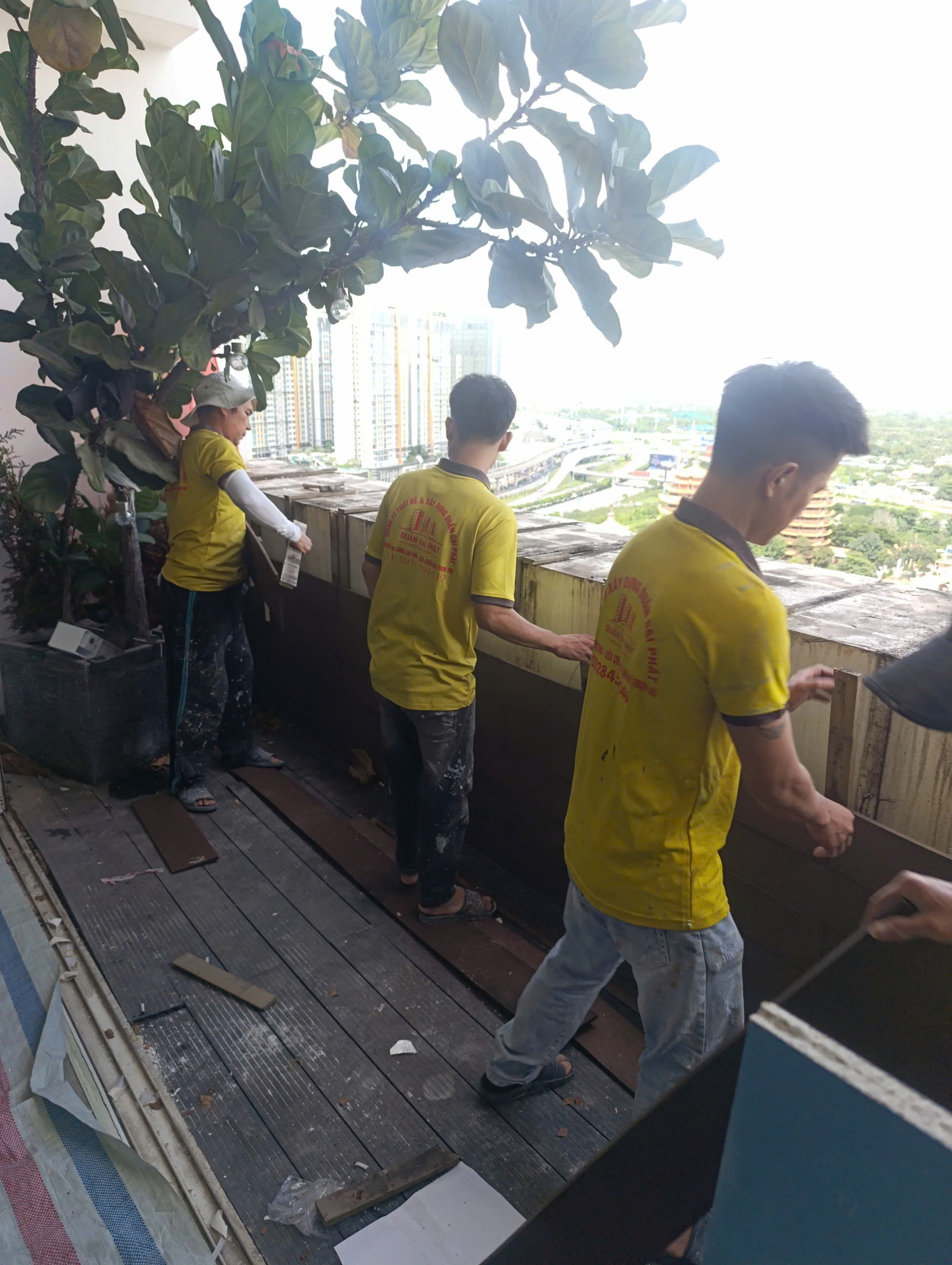 thợ d-home 24h đang tiến hành dọn dẹp mặt bằng