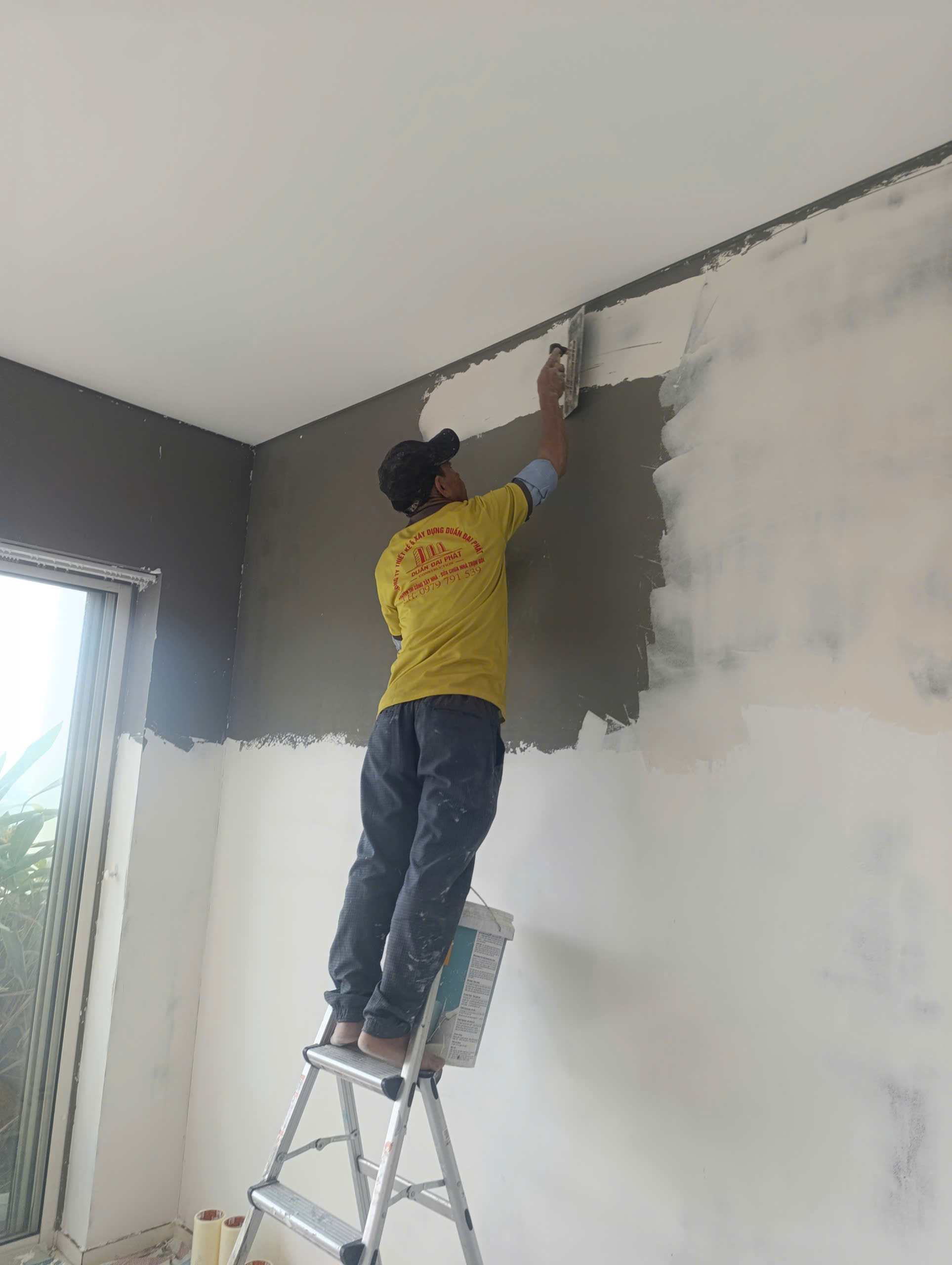 THỢ ĐANG SƠN LẠI 1 SỐ TƯỜNG BỊ THẤM MỐC CŨ