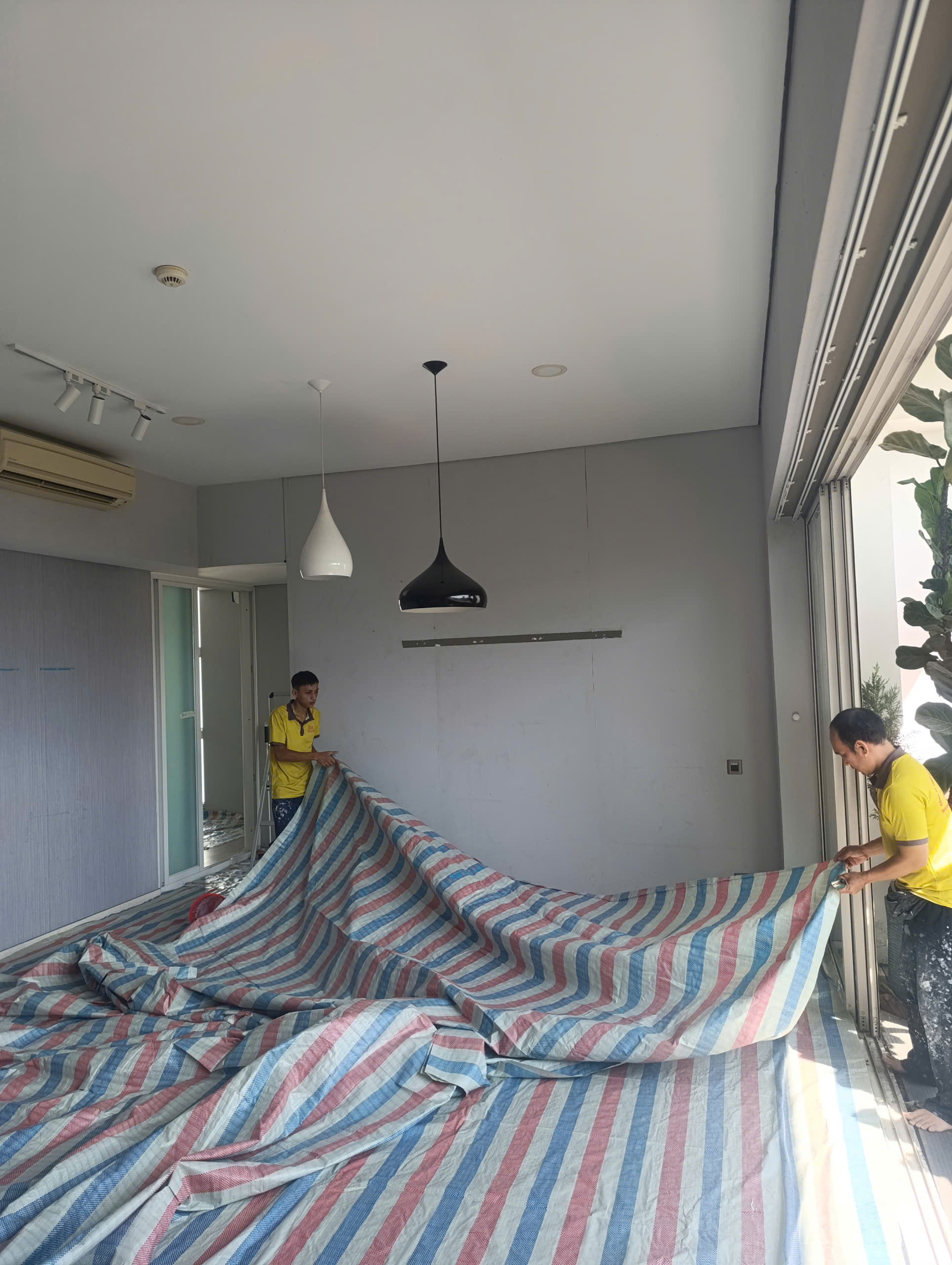 thợ che chắn bạt trước khi cải tạo