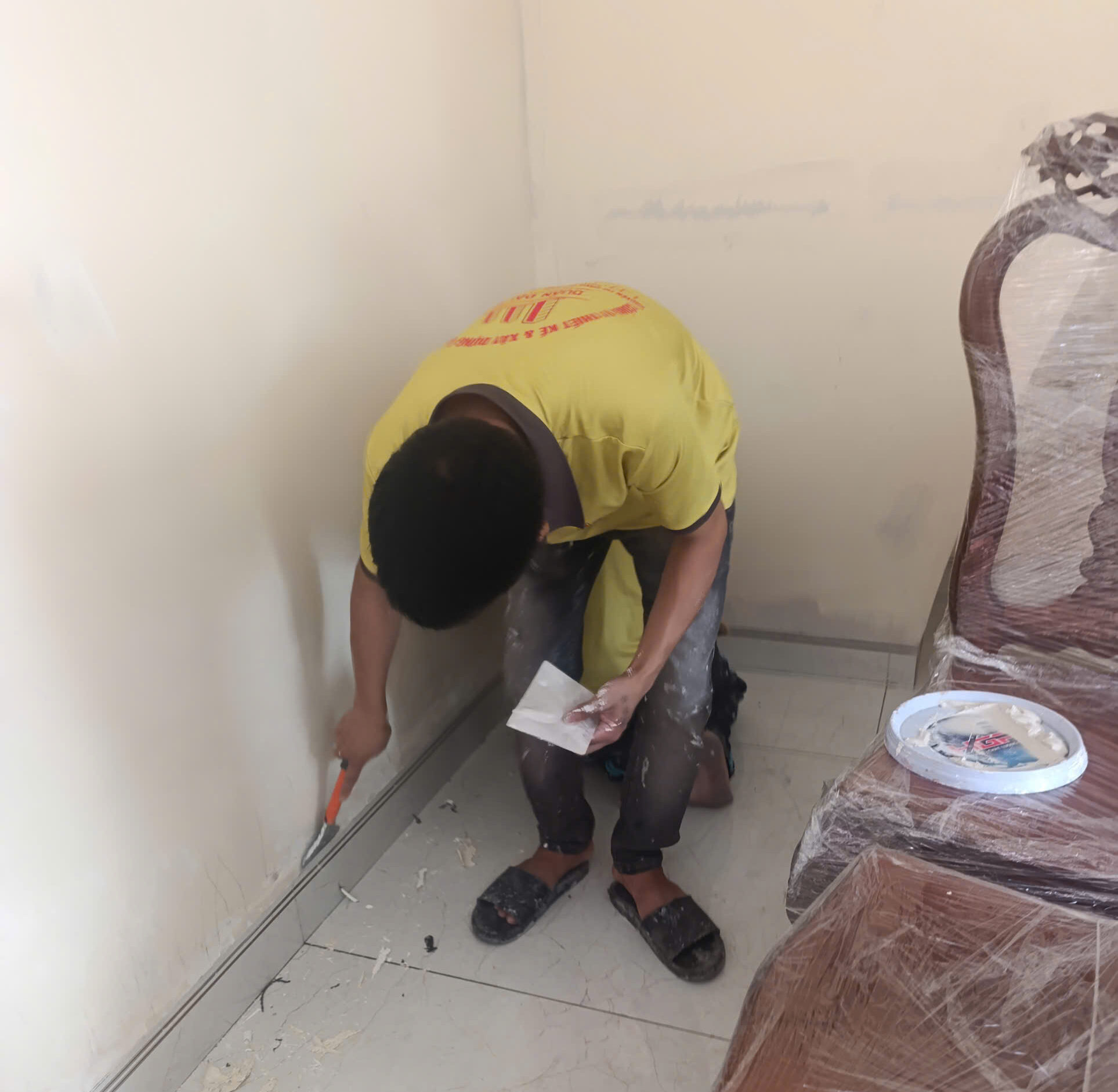 thợ d-home 24h xửi bong tróc trước khi sơn tường