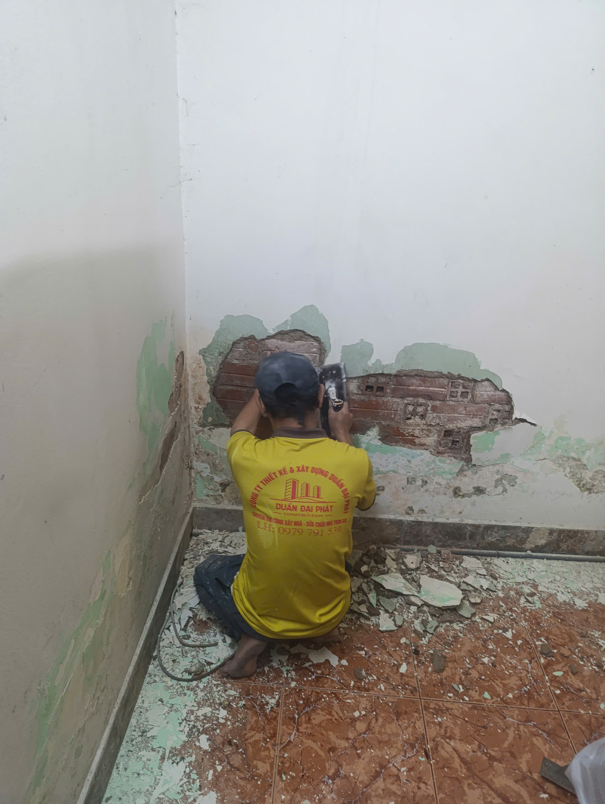 thợ d-home 24h đang tiến hành xử lý chống thấm ngược tường trong nhà