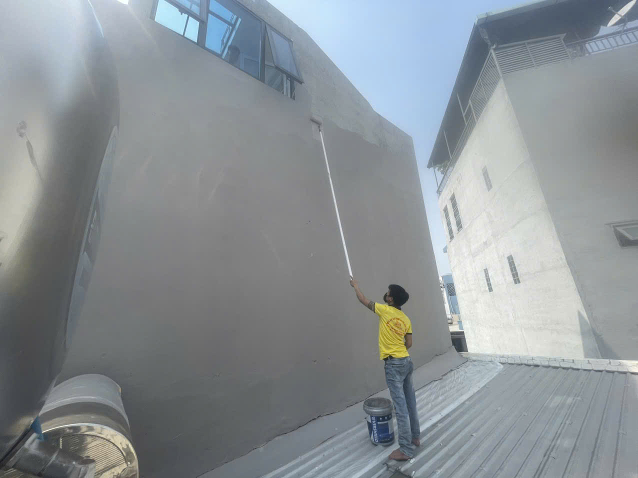 thợ thi công sơn chống thấm