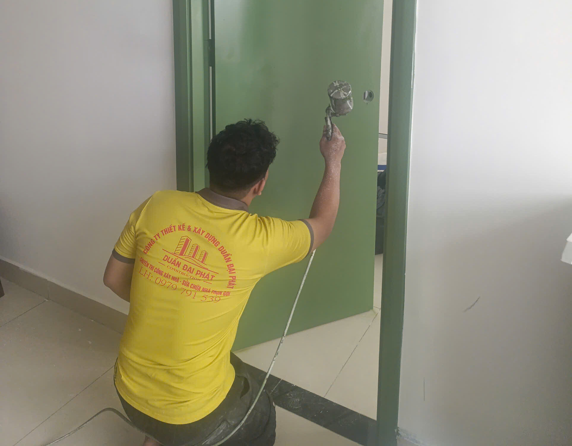 THỢ D-HOME 24H PHUN SƠN CỬA GỖ TẠI NHÀ