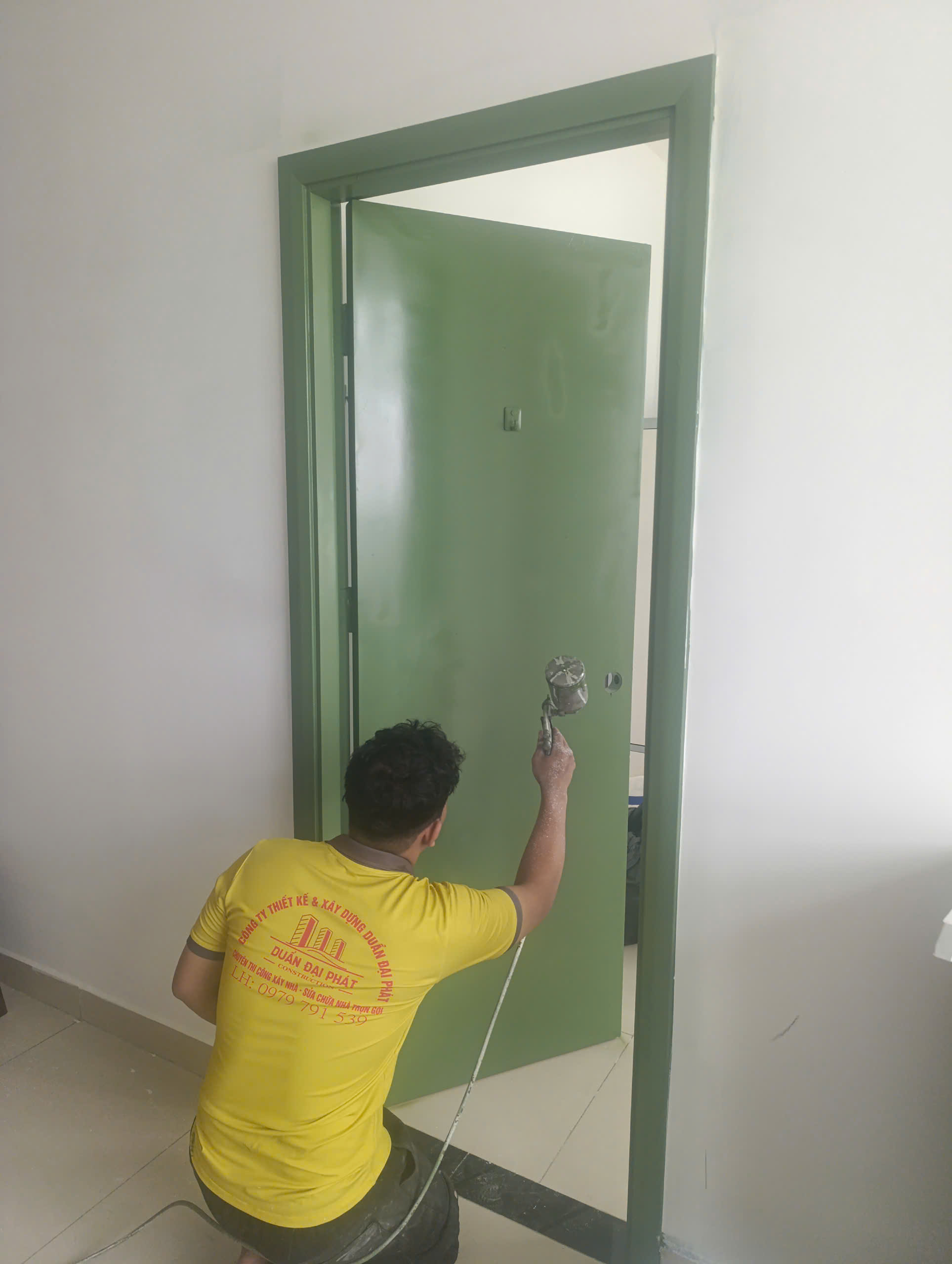 THỢ D-HOME 24H PHUN SƠN CỬA GỖ TẠI NHÀ