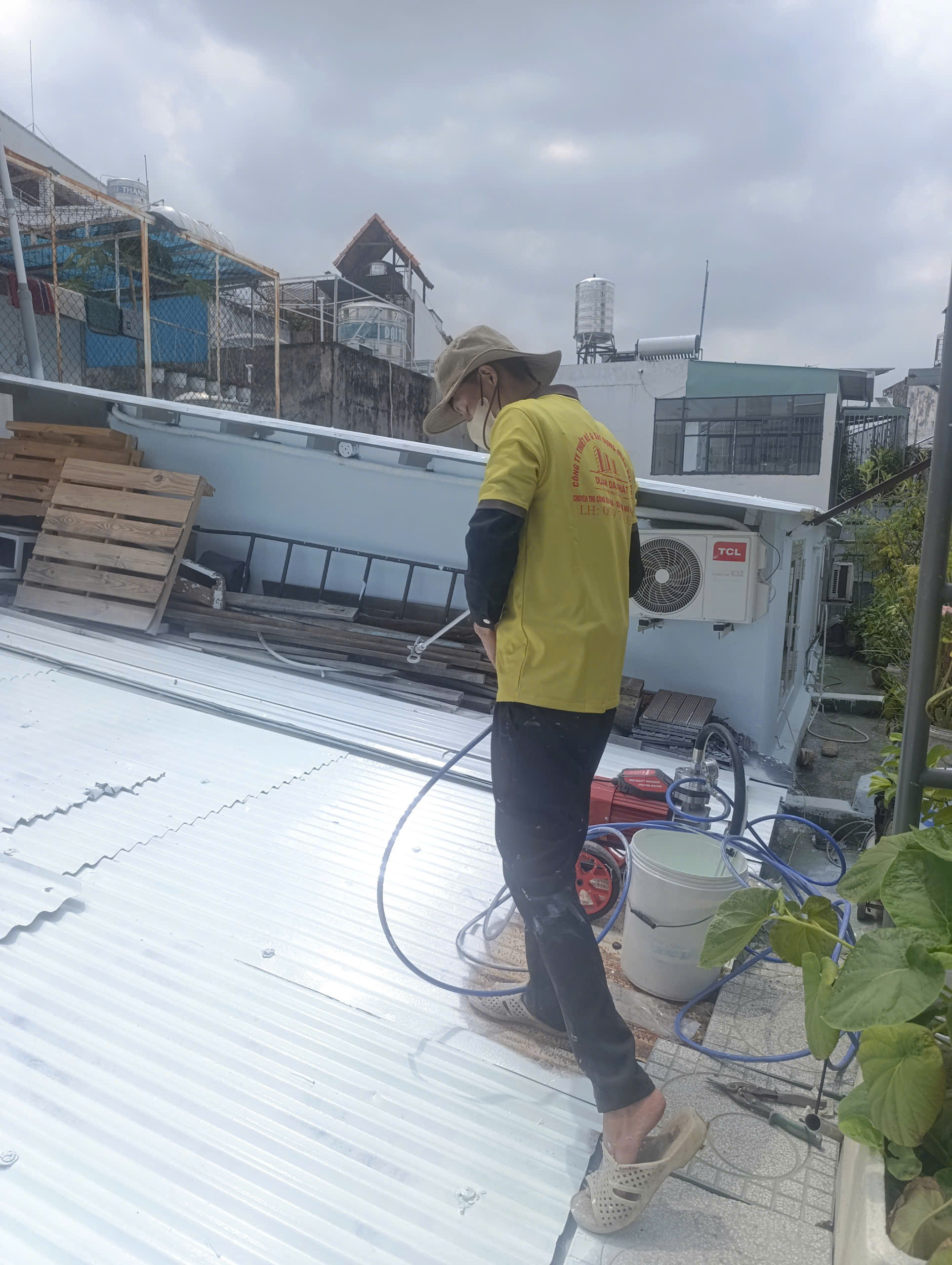 phun sơn chống nóng mái tôn