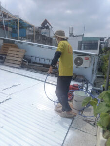 thợ phun sơn chống nóng mái tôn