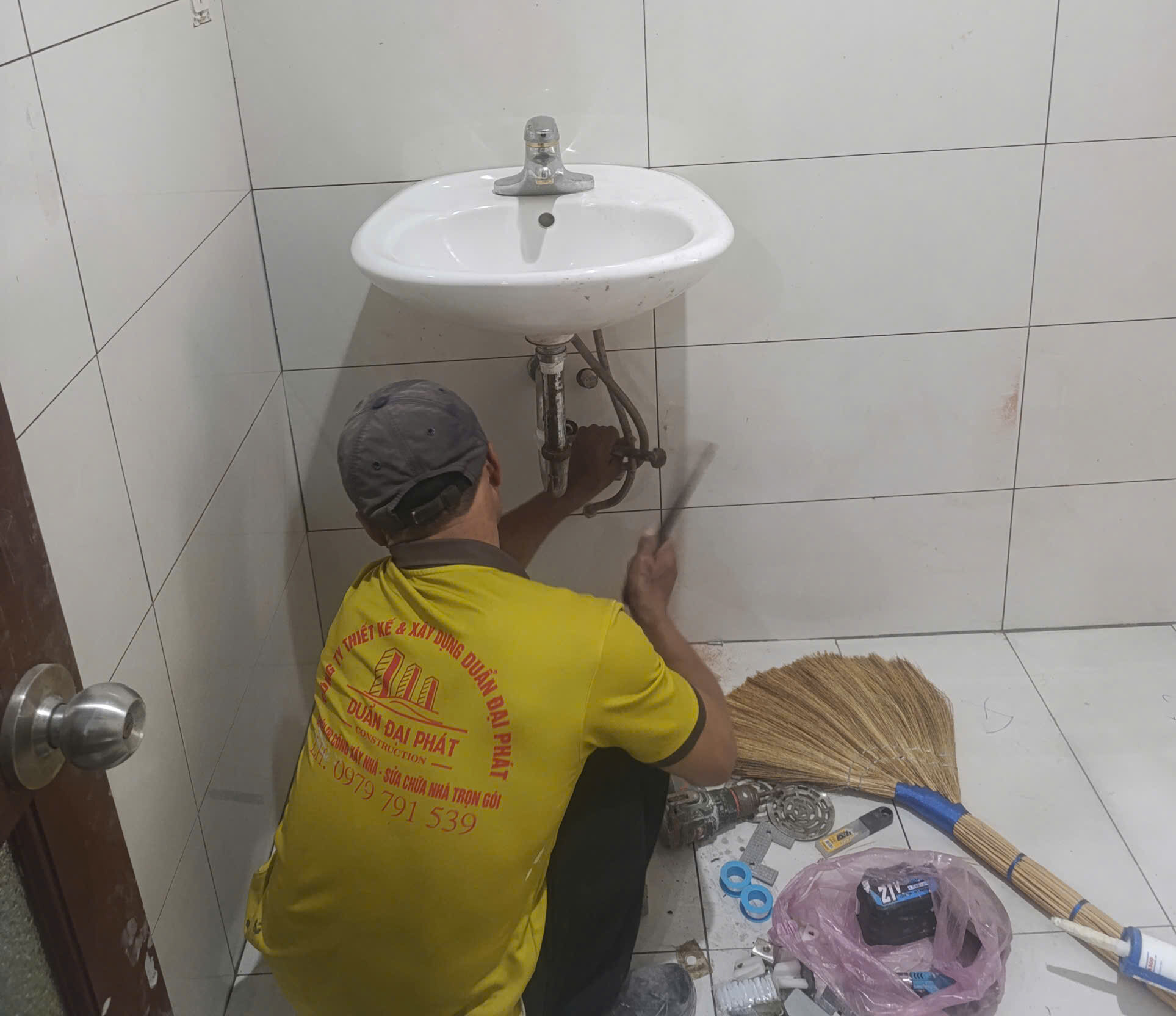 tho-sua-lavabo-bi-ri-nuoc